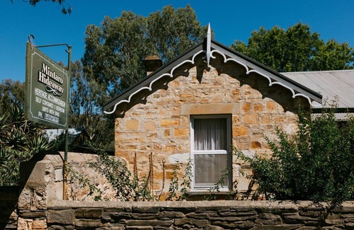 Mintaro Cottage | Escape & Step Back in Time. Spa Wood Fire 4 Poster Bed! Mintaro Hideaway Scholar