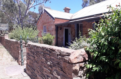Mintaro Cottage | Escape & Step Back in Time. Spa Wood Fire 4 Poster Bed! Mintaro Hideaway Scholar