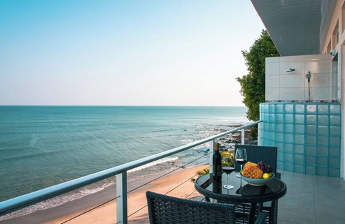 Boca Corona Apartment | Escape to Paradise Beachfront Suite at Panama's Premier Hotel Golden Cowry Suite
