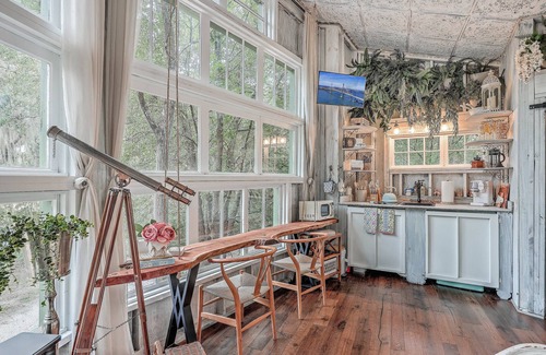 Wadmalaw Island Apartment | Escape to The Hummingbird Treehouse, a luxury retreat. Pet friendly