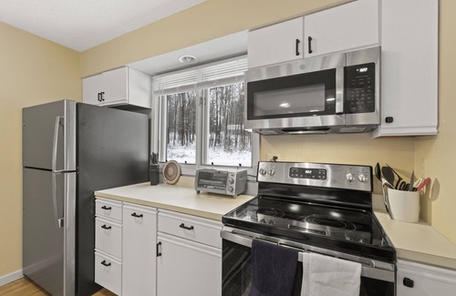 Stratton Mountain Condo | Escape to This Mountain Retreat Near Hiking Trails, Pools, and Golf Courses