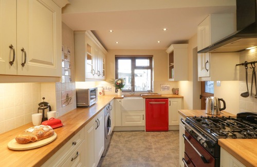 Aislaby Cottage | ESKSIDE COTTAGE, pet friendly, character holiday cottage in Sleights