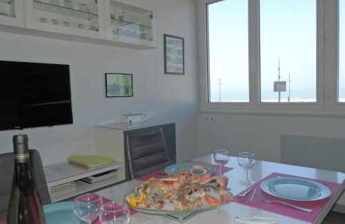 Le Treport Apartment | ESPLANADE FRONT DE MER 113 1er Etage Lit fait WIFI Taxe de séjour incluse
