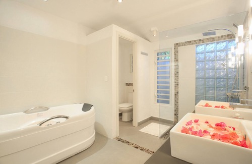 Pointe aux Canonniers Bed & Breakfast | Esprit Libre Restaurant and Guest House