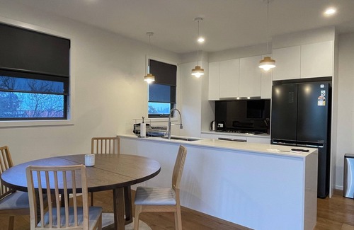 Essendon House | Essendon Beautiful Cozy Home - Park Frontage