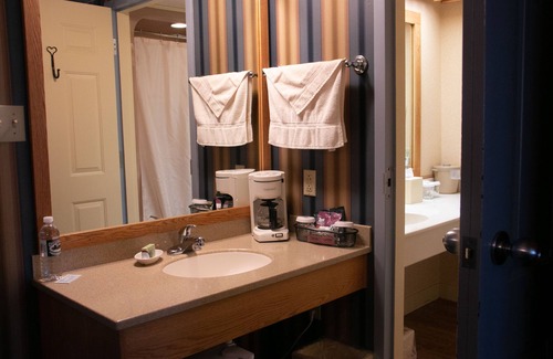 Middlebury Hotel | Essenhaus Inn & Conference Center