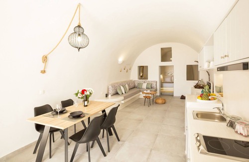 Vourvoulos Villa | "Ethereum Luxury Cave" private jacuzzi villa in Imerovigli