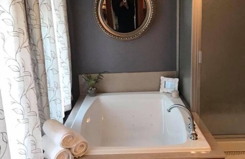 Burlington Bed & Breakfast | Evans Holly Grove Inn B&B