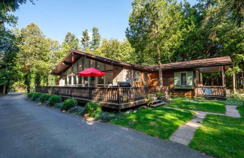 Tobermory Ski Chalet | Evergreen Escape - Tobermory Chalet & Sauna