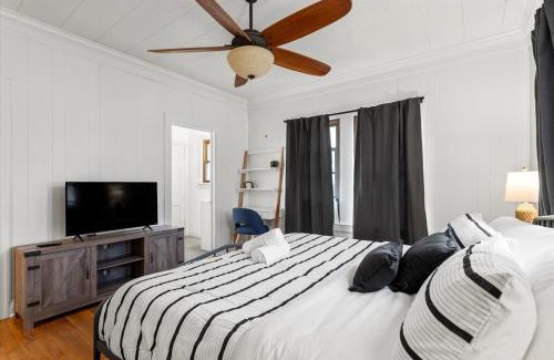 Jefferson House | Evergreen Manor Private Pool 3BR No Stairs Retreat
