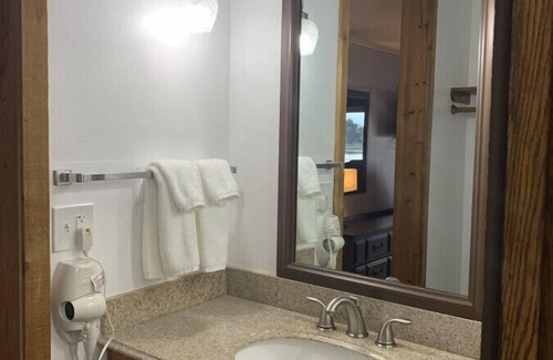 Tomahawk Cabin | Every Room with a Beautiful View of The Wisconsin River *