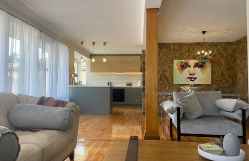 Tullamarine House | Evies White House Oasis I Pool & Close to Airport