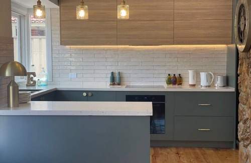 Tullamarine House | Evies White House Oasis I Pool & Close to Airport