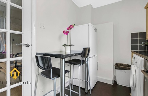 Grove Apartment | Exclusive 3 Bedroom Flat in Kingston Town!