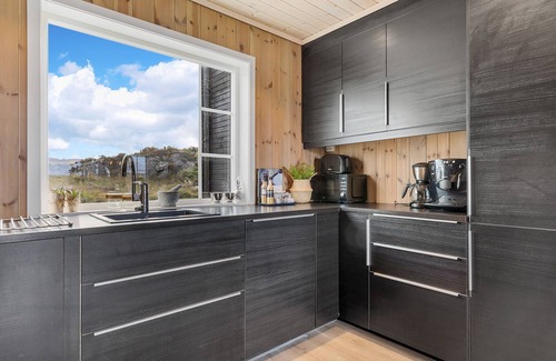 Steinsland Cottage | Exclusive and spacious fishing cabin by the sea with panoramic views to the west