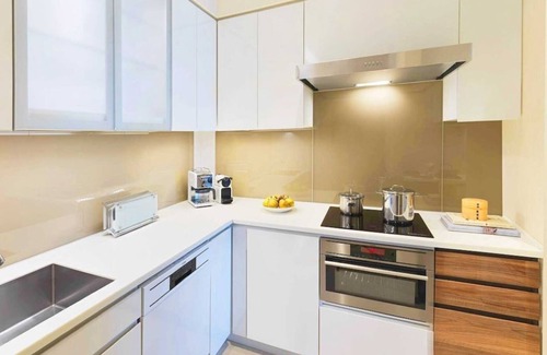 Chiyoda Apartment | Executive 2 Bedroom Apartment Near Mitsukoshimae Metro Tokyo Japan