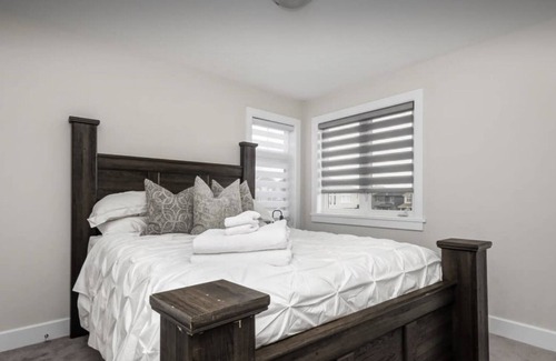 Carleton Place House | Executive 4 bedroom Corner Home in Carleton Place w/ Great Amenities