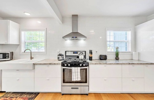 Royal Oak Apartment | Executive Suite - Prime Location - Sleeps 6 - Downtown