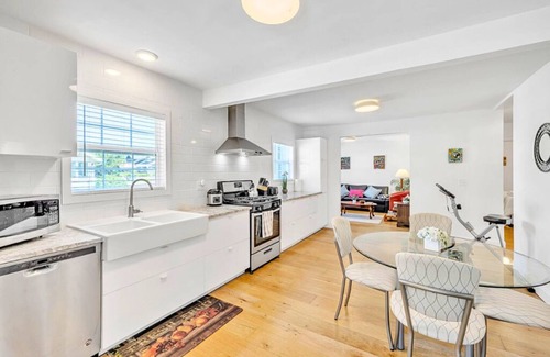 Royal Oak Apartment | Executive Suite - Prime Location - Sleeps 6 - Downtown