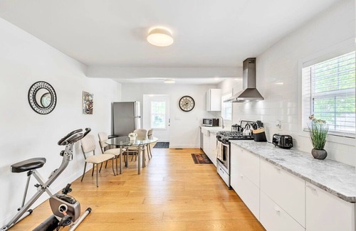 Royal Oak Apartment | Executive Suite - Prime Location - Sleeps 6 - Downtown