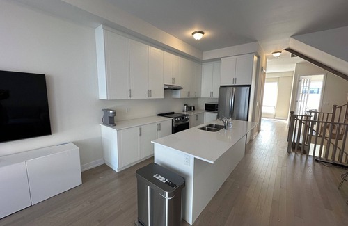 Oakville House | Executive Townhouse Oakville, this stylish new home is perfect for group trips.