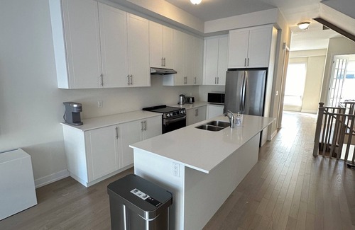 Oakville House | Executive Townhouse Oakville, this stylish new home is perfect for group trips.