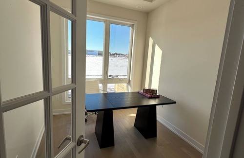 Oakville House | Executive Townhouse Oakville, this stylish new home is perfect for group trips.