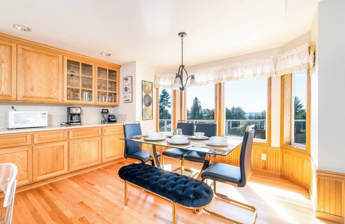 Marysville House | EXECUTIVE VILLA: SCENIC VIEWS FROM DECK!n