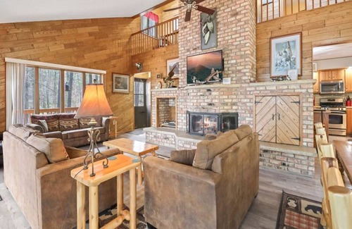 Woodruff House | Executive Year Round Home ~ Minutes From Minocqua