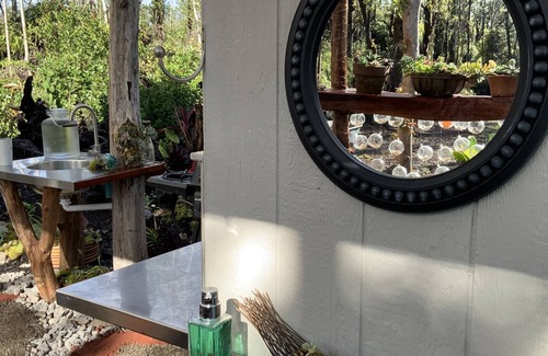 Eden Roc House | Exotic garden cottage at amazing volcanic fissure