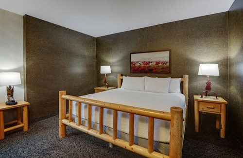Sioux City House | Expanded King Bunk Suite, Stoney Creek Sioux, Room For the Crew! Pool