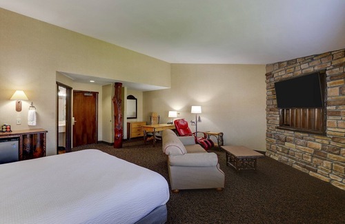 Columbia Hotel | Expanded King Executive w/Massage Chair & Living Area! Stoney Creek