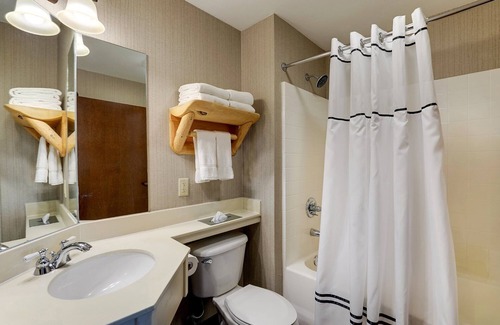 Columbia Hotel | Expanded King Executive w/Massage Chair & Living Area! Stoney Creek