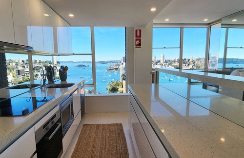 Elizabeth Bay Apartment | Expansive Harbour Views
