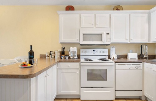 Kimberling City Condo | Expansive Lake Access Condo-Free Daily Tickets-Peaceful Views-Cmty Pool-Mini Golf