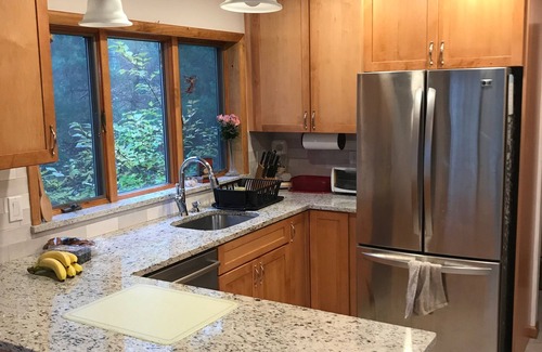Argyle House | Expansive Lakehouse with Jacuzzi