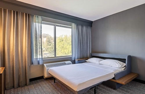 San Ramon Hotel | Experience a Relaxed Getaway! Pool, Free Parking, Minutes to Oakland Zoo!