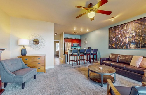 Lake Delton Condo | Experience a slice of lakefront paradise at this Delton Grand condo with pools