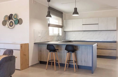 Ta' Zokkrija Apartment | Experience luxury at this tranquil penthouse retreat, perfect for couples or families.