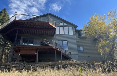 Mount Vernon House | Experience modern mountain living in Golden: Red Rocks, Denver, and ski resorts!