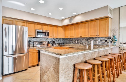 Independence Square Condo | Experience the Indian Rocks lifestyle with a shared pool & hot tub - dogs OK