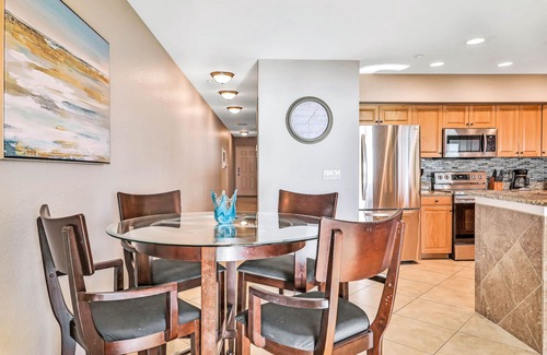 Independence Square Condo | Experience the Indian Rocks lifestyle with a shared pool & hot tub - dogs OK
