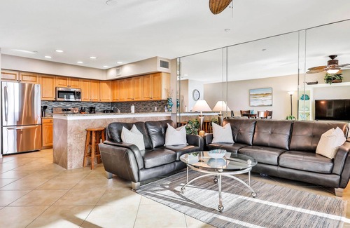 Independence Square Condo | Experience the Indian Rocks lifestyle with a shared pool & hot tub - dogs OK