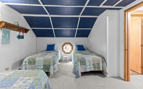 Pentwater House | Experience the charm of Silver Lake at Parrothead Retreat