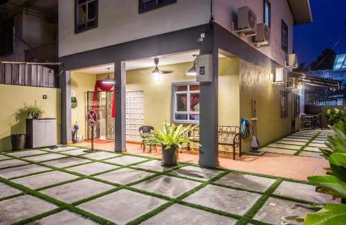 Benggali House | Explore 5BR Gardenhouse Retreats (Free Parking)