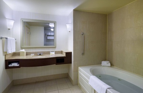 Silver Lane Hotel | Explore Hartford: Cozy Stay with Free Parking & Easy Access to Attractions