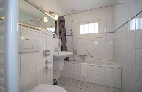 Apeldoorn House | Explore Nature Trails with Free Parking and Bike Rentals Near Julianatoren
