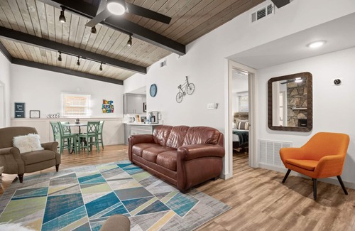 Lakeland Park House | Exquisite modern retreat 2 blocks from Lake Austin & Nature