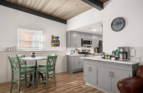 Lakeland Park House | Exquisite modern retreat 2 blocks from Lake Austin & Nature