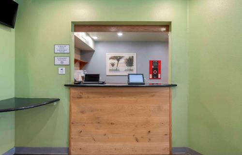 Hollyford Hotel | Extended Stay America Select Suites - Jacksonville - North